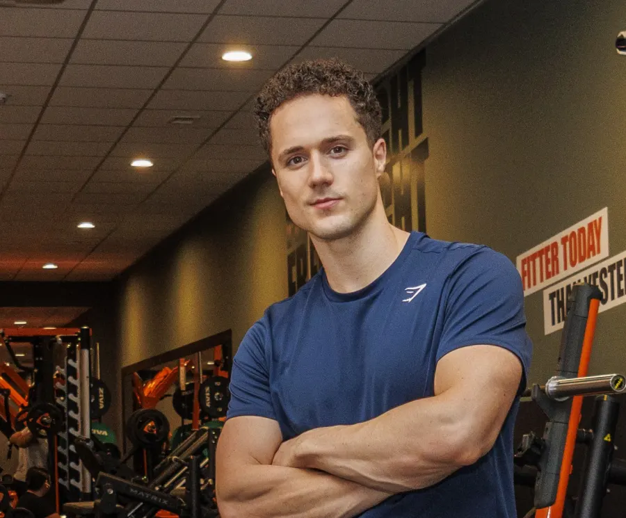 Yann Corbet, coach mobilité, bras croisés dans une salle de sport