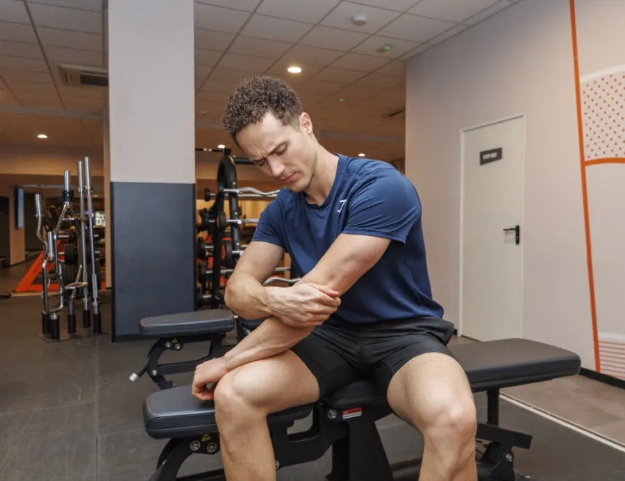 Yann Corbet assis sur un banc de musculation
